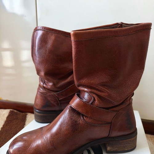 Women's brown cognac leather boots like new, size 39