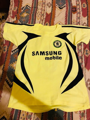 Chelsea kids football set like new, shorts and shirt