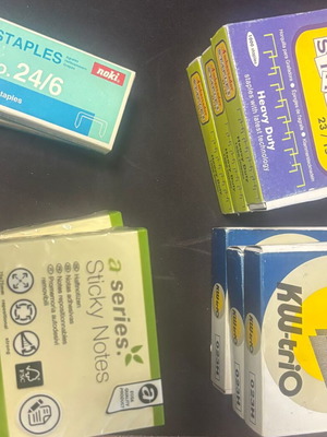 Πακέτο γραφείου με σύρματα συρραπτικού και sticky notes καινούργια
