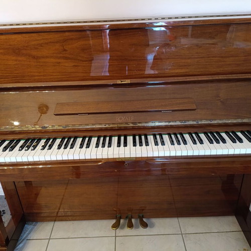 Royale Upright Piano like new, brown with bench