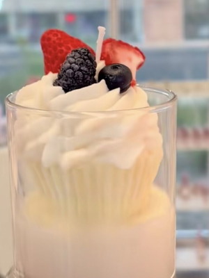 Cupcake candle new, fruity