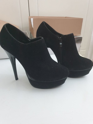 High-heeled ankle boots size 39