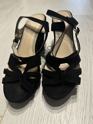 Women's sandals used, size 37, black platform style