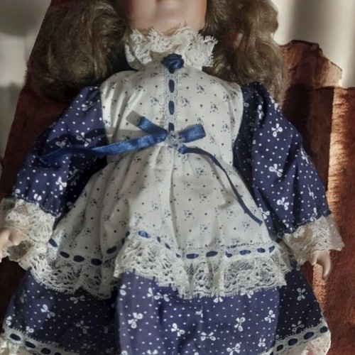 Vintage porcelain doll new, excellent collectible