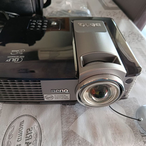 BenQ MP522ST Projector like new, XGA 2000 Lumens, short-throw