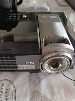 BenQ MP522ST Projector like new, XGA 2000 Lumens, short-throw