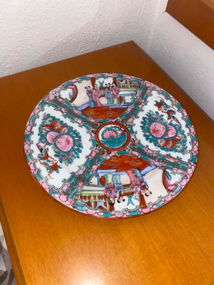 Rose Medallion Chinese porcelain plate with gilded details, mid-20th century