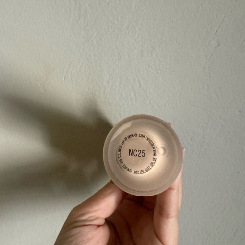 Mac Foundation NC25 Waterweight like new with SPF 30