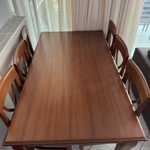 Extendable dining table with 6 chairs like new