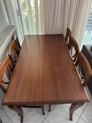 Extendable dining table with 6 chairs like new