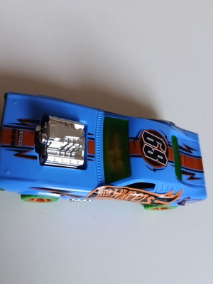 Hot wheels αυτοκινητάκι από Kindermaxi Surprise σαν καινούργιο