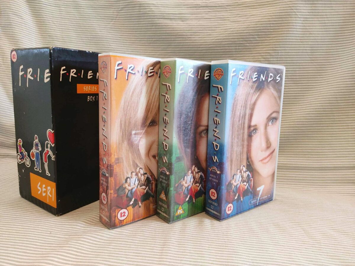 その他 Friends - Series 7 Eps 17 [VHS] Friends box set with 3 used VHS tapes,… - € 17,00 - Vendora.cy