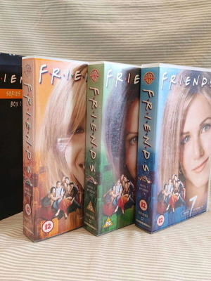 Friends κασετίνα με 3 μεταχειρισμένες βιντεοκασέτες VHS, 7ος κύκλος