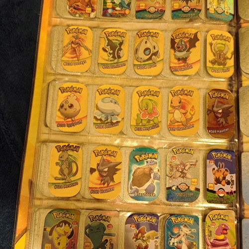 Άλμπουμ με αυθεντικές μεταλλικές ετικέτες Pokémon