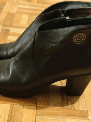 Black leather ankle boot Patricia Miller like new, size 39