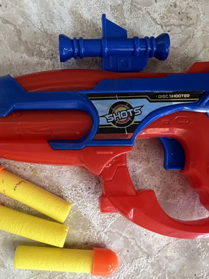 Toy gun with foam darts
