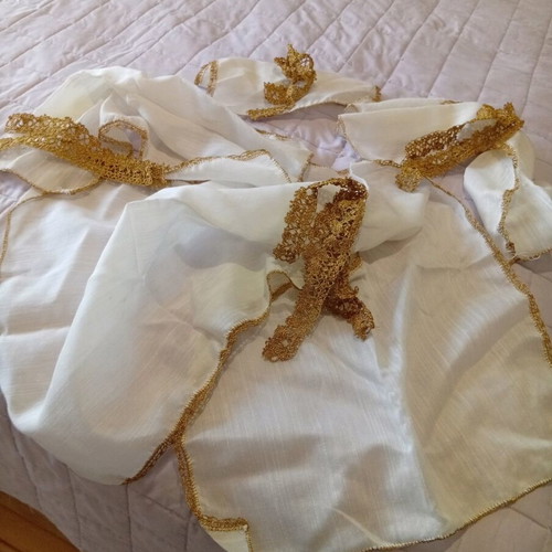 Tsevrede table linens new with lace and half-embroidered designs