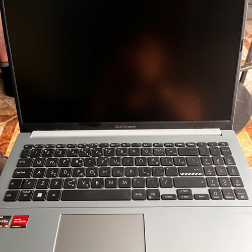 Asus Vivobook Go 15 laptop like new, AMD Ryzen 5 7000 series, Radeon graphics