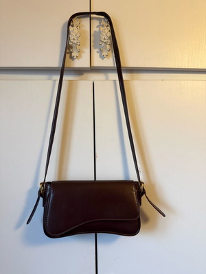 Τσάντα χιαστί σαν καινούργια καφέ σκούρο με αγκράφες