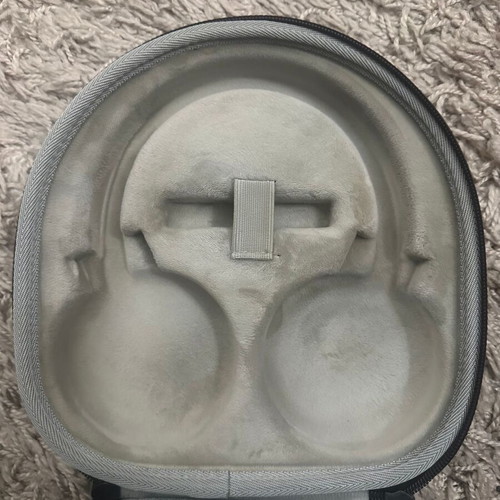Headset carrying case like new, hard plastic protection