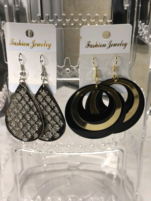 Metal earrings like new, 2 pairs with stainless steel hooks