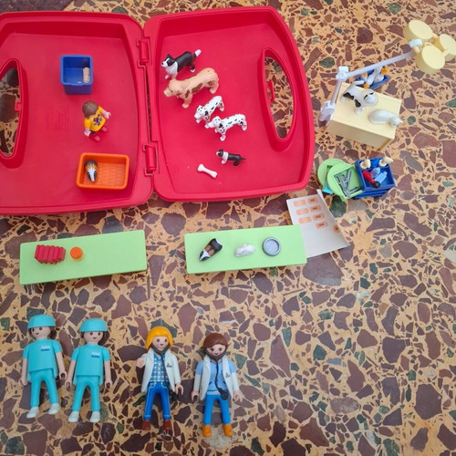 Playmobil veterinary set like new, about 50 pieces