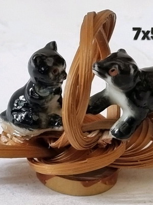 Διακοσμητική σύνθεση μεταχειρισμένη με δύο πορσελανινά ζωάκια