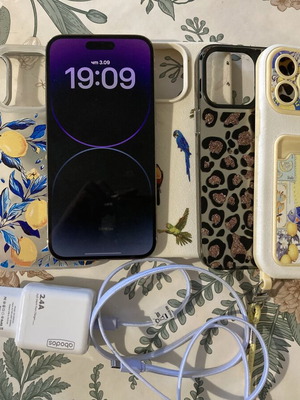 iPhone 14 Pro Max 128GB с зарядно и 5 калъфа