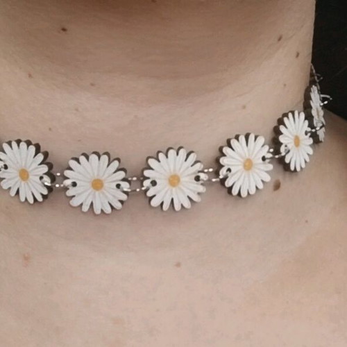 Choker with wooden daisies like new, white and yellow