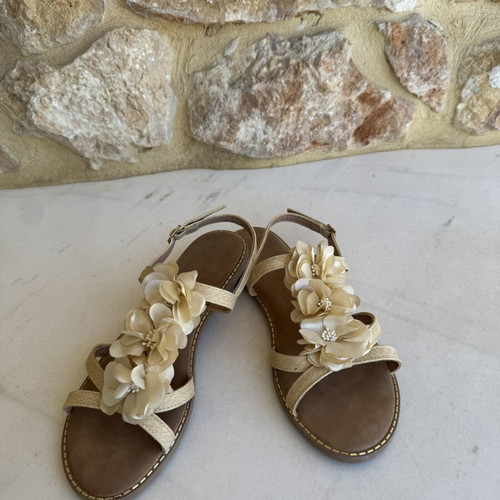 Flat sandals with floral detail beige size 40 like new