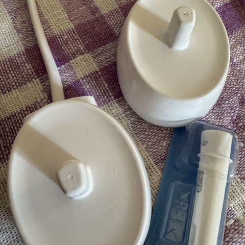 Oral B Braun electric toothbrushes with chargers and spare head
