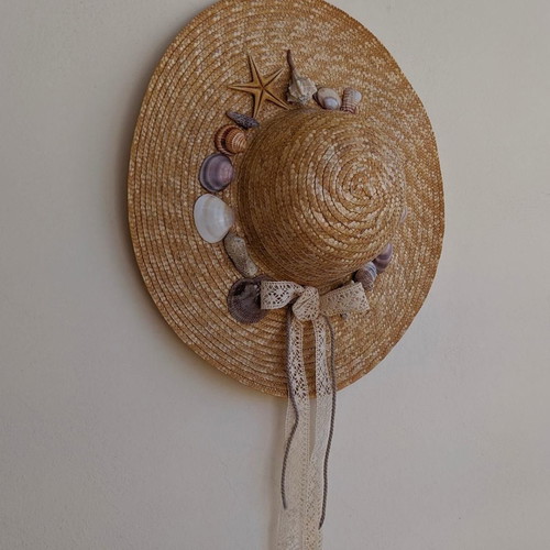 Straw hat handmade with real shells