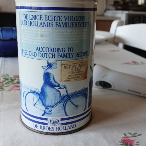 Cheese Biscuits collectible tin used, retro design from Holland 1920