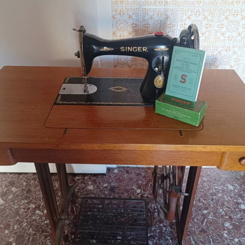 Singer sewing machine like new, functional, 1956 with manual