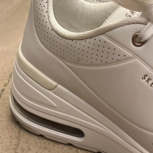 Skechers Los Angeles white sneakers new, athletic style