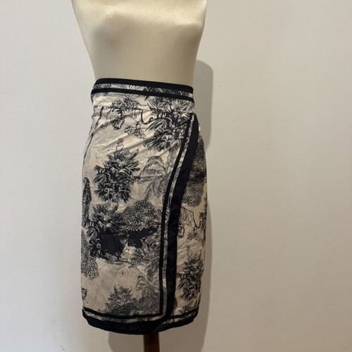 Satin skirt like new, black and white, one size