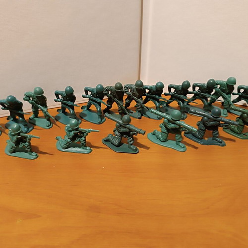 Plastic American soldier figures scale 1/32, 115 pieces from 1990s