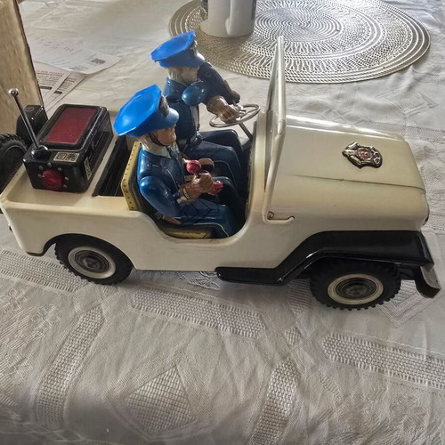 Tin police car from the 1950s like new with officers