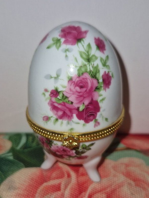 Limoge Porcelain decorative egg like new