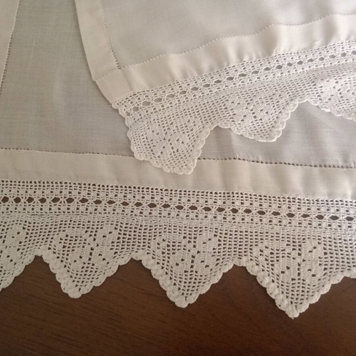 Beige doilies with handmade knitted lace, set of 3, like new