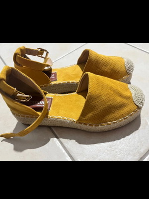 Espadrille platforms yellow like new, summer sandals