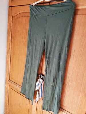 Πακέτο μεταχειρισμένων πολύχρωμων γυναικείων ρούχων