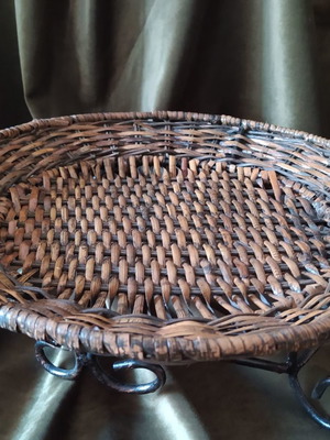 Плетена ратанова тава употребявана с метална рамка