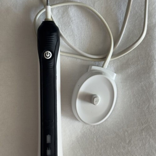 Oral-B Professional Care 3000 D20 electric toothbrush