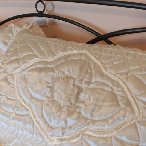 Cotton satin bed cover like new, beige with pillowcases and quilted duvet