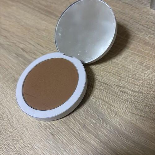 Make Up by Mario bronzer used, light medium