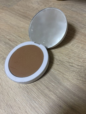 Make Up by Mario bronzer used, light medium
