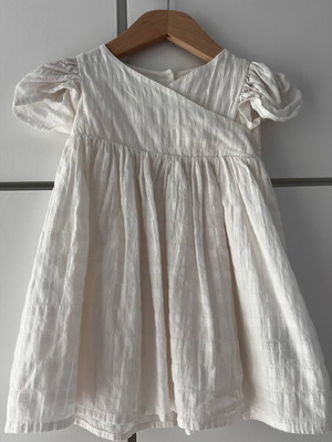 Set of 3 dresses like new for little girls