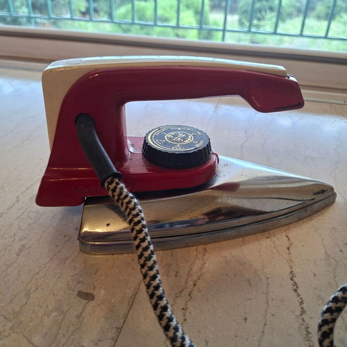 Marconi vintage hand iron used, with plate and cord