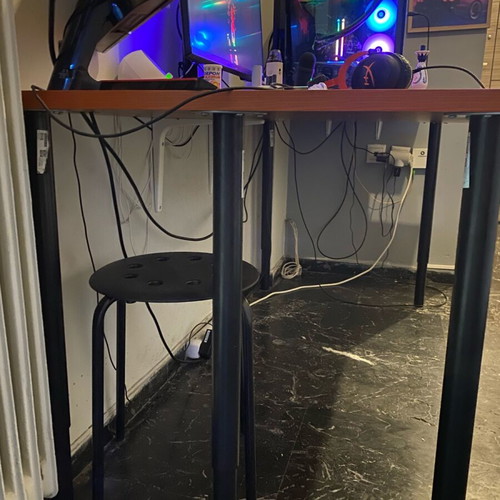 Computer desk with adjustable legs like new